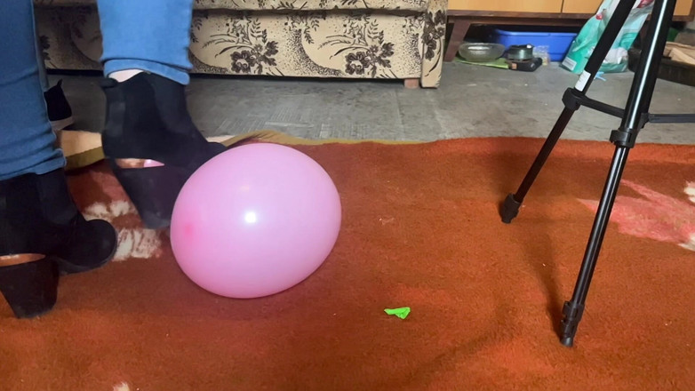 BeachBallsDuo: 100kgs Bigbootylucy Stomps Balloons in High Heels! 2 Cameras with Slow...