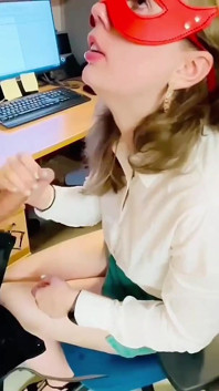 A mrdka pro ni, sekretářka polyká moje sperma ze skla, dospívající sekretářka děvka, podvádějící manželka kouří