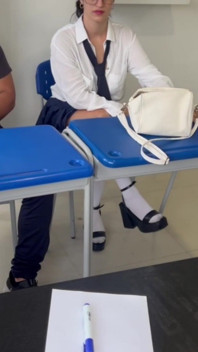 Mara kommt immer spät im klassenzimmer an und fickt den lehrer, um sie zum verlassen zu bringen