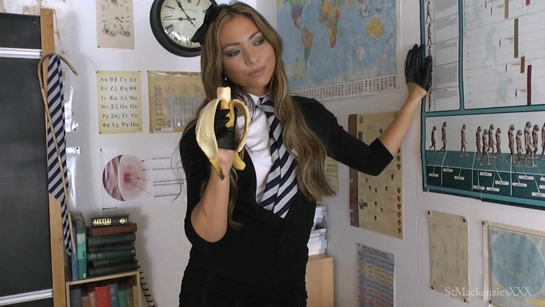 St Mackenzie's Archive: Natalia Fantasias sobre chupar pau enquanto ela come uma banana
