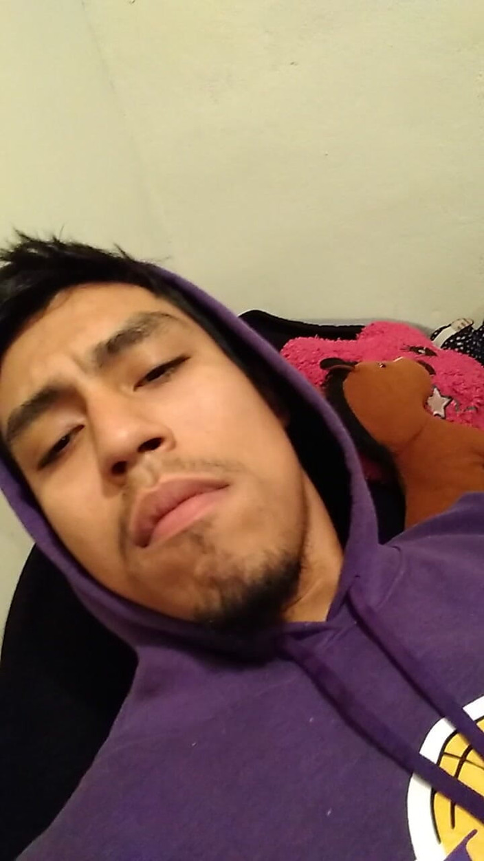 AlexAlejandro13: 在我继妹的床上抚摸鸡巴