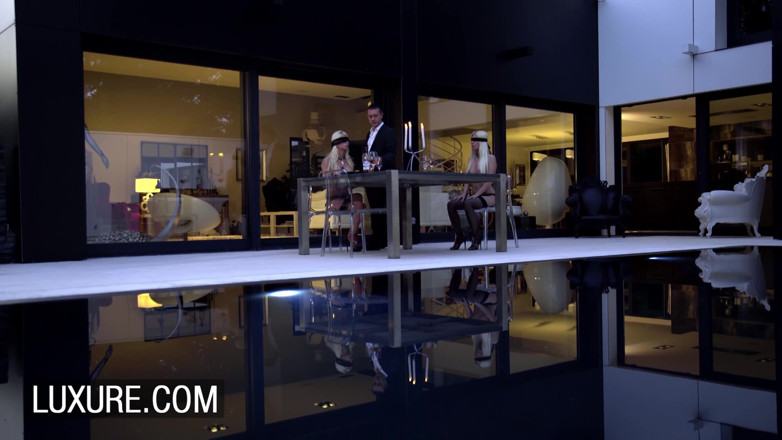 Luxure: La sottomessa Chloe Lacourt e Jessie Volt fanno sesso con...