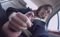 Elle se branle secrètement à l’arrière de l’Uber