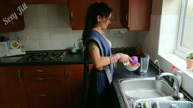 POV_Indian: Jong Indisch meisje in saree wordt gebruikt en gevingerd door...