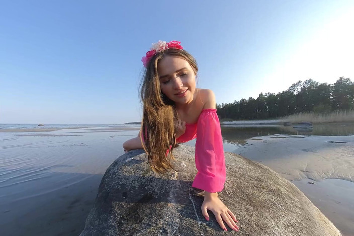 FeelMeVR: Gabby Bella Masturbates with 4 Fingers on the Beach