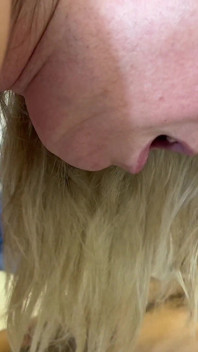 Blonďatá MILF stříká do zadku a kundičky během dvojité penetrace