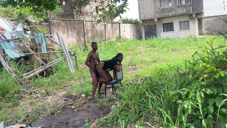 Sex naija 1: 我朋友的女友打开浴室门，发现我和我的粗暴性爱面对面