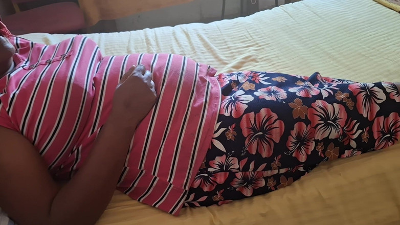 Teena New: ベッドで休んでいるMILF継母