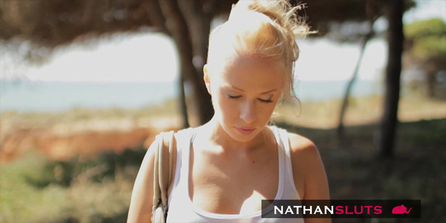 Nathansluts: 마른 Aliz를 위한 인정사정 없는 애널 드릴링