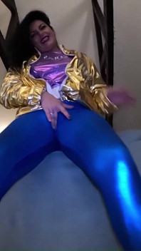 MILF, gorge profonde et masturbation - cameltoe, seins et jeu de sperme
