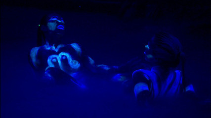 Foxy Desire: Krásná scéna se dvěma sexy lesbičkami šukají v modrém