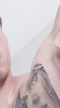 Brett Maker bekommt von Harper Red ein gutes Armhöhlen- und Fußlecken!