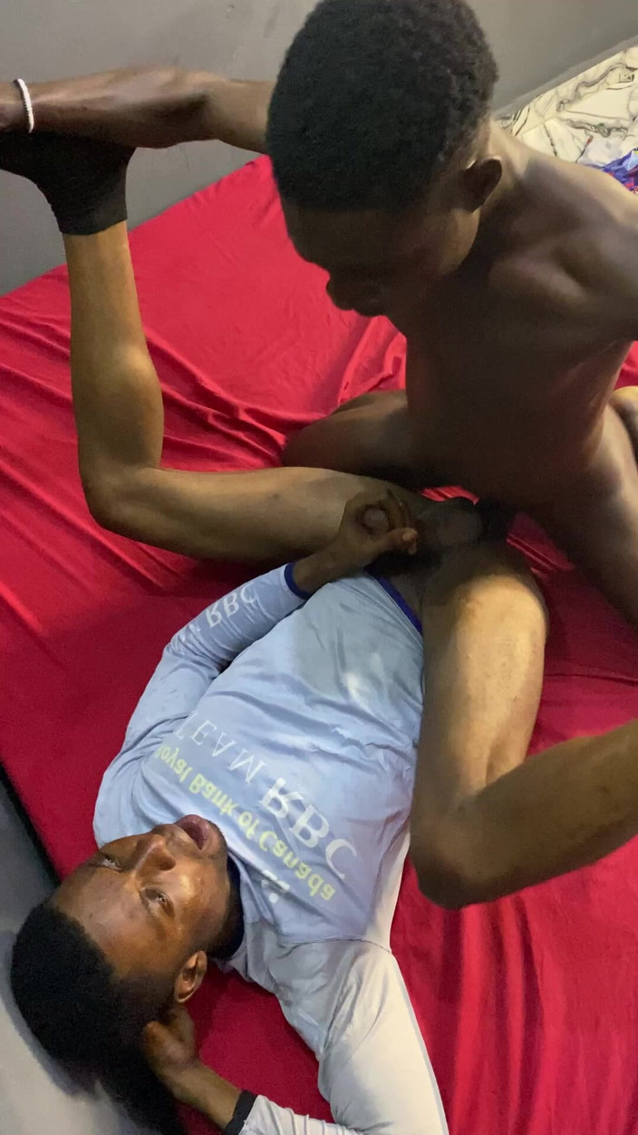 assdriller50: Svart pojkvän petade min mans fitta