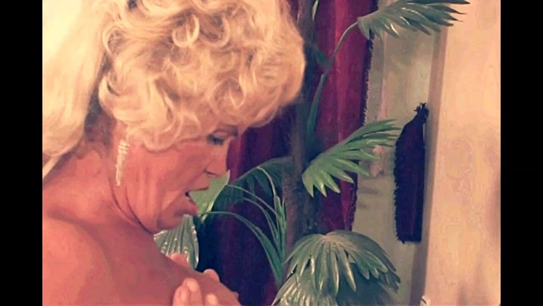 My Dirty Family: Oma neukt knappe man