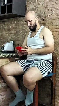 A MILF está em chamas. Ela geme como uma deusa. Sexo em casa.