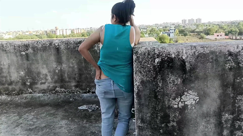 Yourdidipriya: Baştan çıkarılmış seksi kız terasta duruyor ve onu odada sikiyor