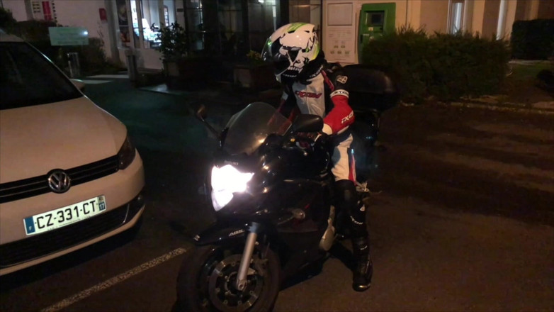 The fuckers raw studio: 2435 Droit au motocyclette de l’hôtel B en tenue de...
