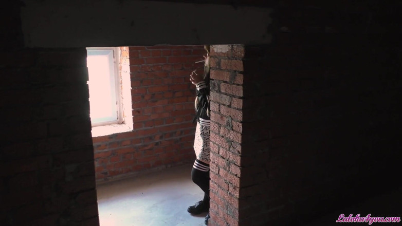 Laloka4you: Studente che fuma nella casa abbandonata succhia il cazzo di...