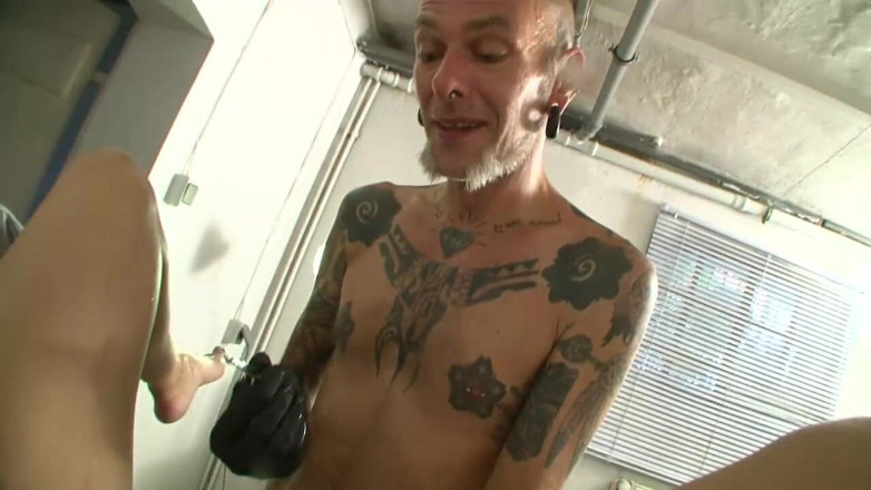 Absolute BDSM films - The original: Alter mann peitscht das zierliche mädchen