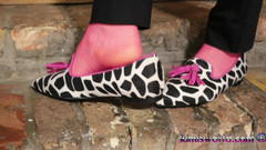 KimisWorld: Penzolanti sensuali e giochi di scarpe in calze rosa - Mocassini...