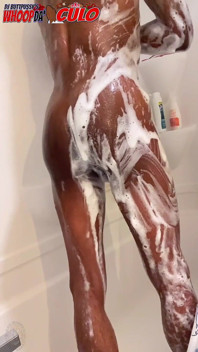 Douche de prison, un détenu se lave et étire les lèvres de son cul noir lâche pour vous (ralenti) - avec DJ Buttpussy