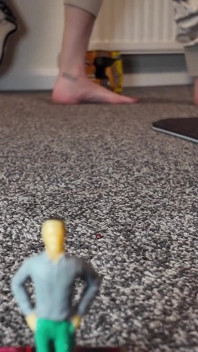 Schovává se obryně s malým bývalým přítelem!