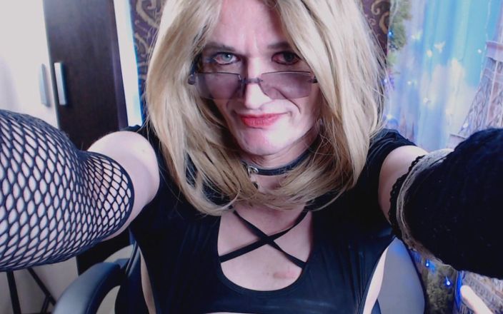 violet_bisex: Онлайн-трансляция Iris возбуждена и, когда ее унижают посетители сайта