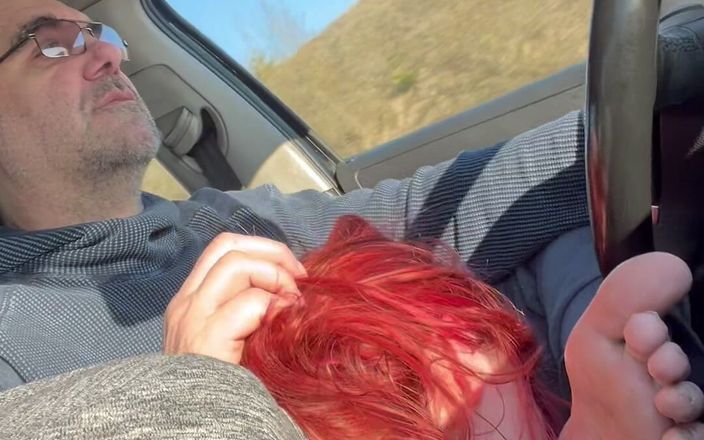 Elena917: Lecca i piedi, schiaffi duri durante la guida