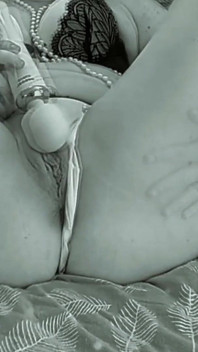Sto facendo vibrare al massimo la mia piccola figa bagnata e il mio dildo