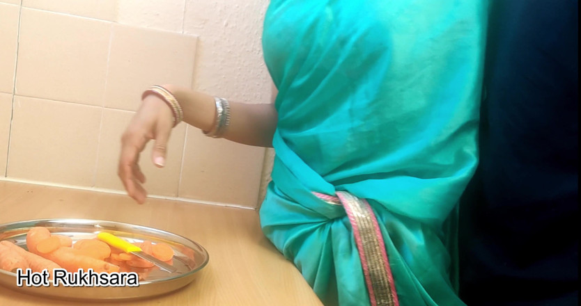 hot_rukhsara: 내 자지로 좀 더 재미있고 싶어하는 인도 겸둥이 소녀에게 하드코어 인도 섹스를 받는 발리우드 여배우