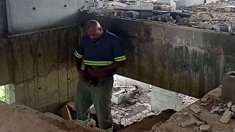 TheBlacKHunterr: 建設中でのオナニー