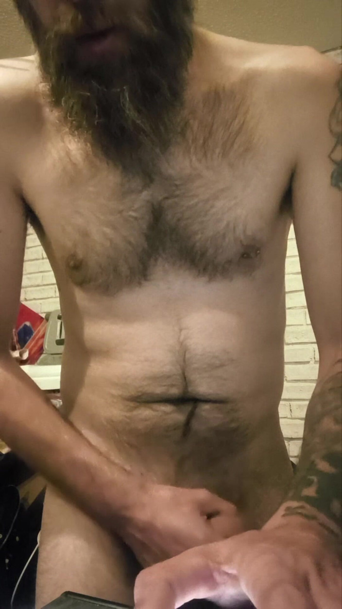 Smoking stoker: Gran polla masturbándose y fumando en topless