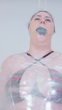 Lacey의 Saran Wrap 수수께끼: 격렬한 쾌락에 묶인