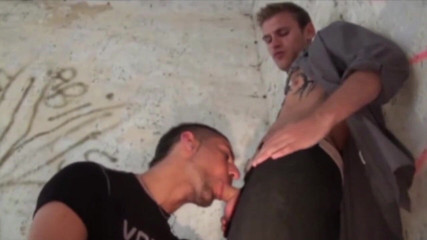 AMATOR PORN MADE IN FRANCE: Enzo fucked by straight worker in suit and class outdoor