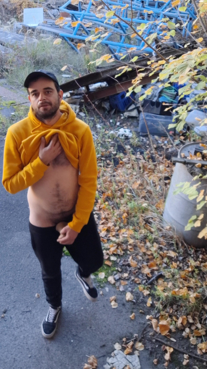 jerkofflover: Masturbujem V Opustenej Fabrike Vonku V Exteriéri a Vo Vnútri...