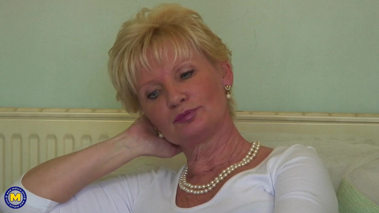 Mature Solo NL: Perfect mature in sexy lingerie rubs her twat