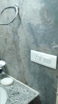 Hintli üvey kız kardeş ve üvey erkek kardeş kanepede edepsizce konuşuyor ve seks yapıyor