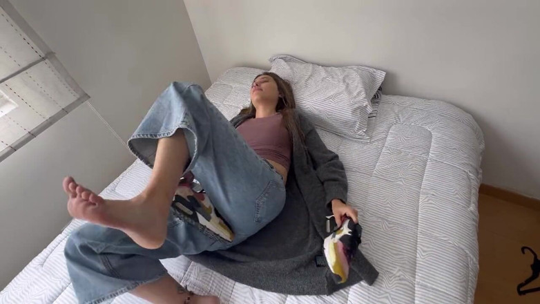 scarlettandc: Je me caresse et le suce puis je me fais...