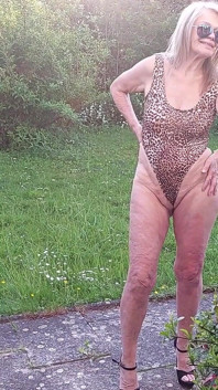 반짝이는 레오파드 수영복을 입은 마르티나