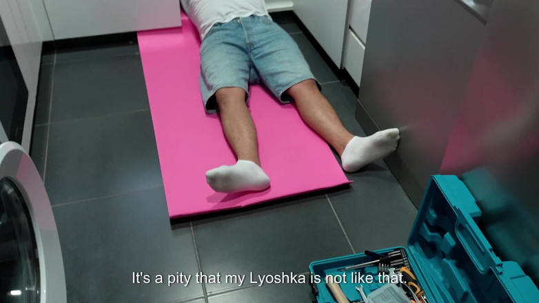 Alina Rai: Minha Madrasta Fode Meu Melhor Amigo, O Encanador.