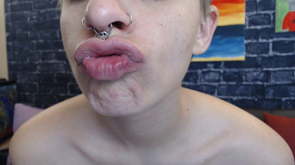 Abby Anna: Labios grandes sin lápiz labial