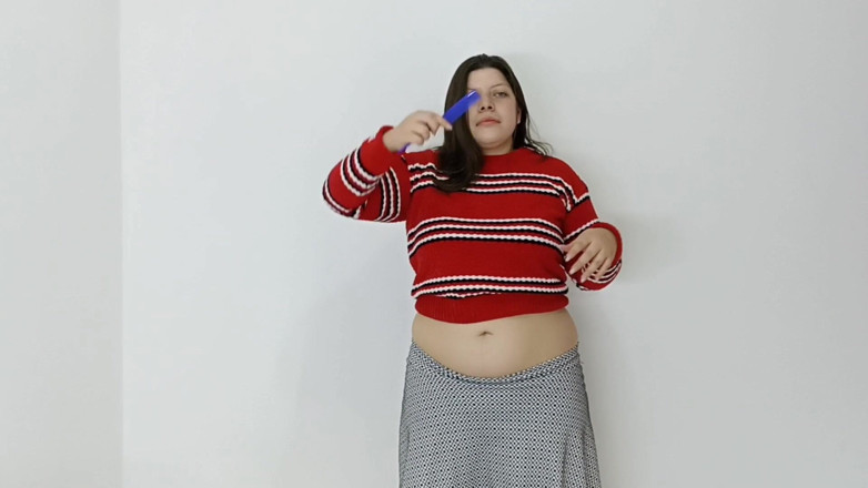Alice H: Czesanie włosów i rozciąganie