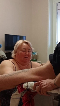 Після мінету я наповнюю рот свого друга спермою, і вона її їсть