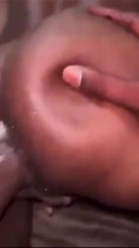 Putain, cette fille continue à squirter après le sexe anal - elle m’a dit de lui éjaculer dans le cul alors que je l’ai fait (creampie anal)