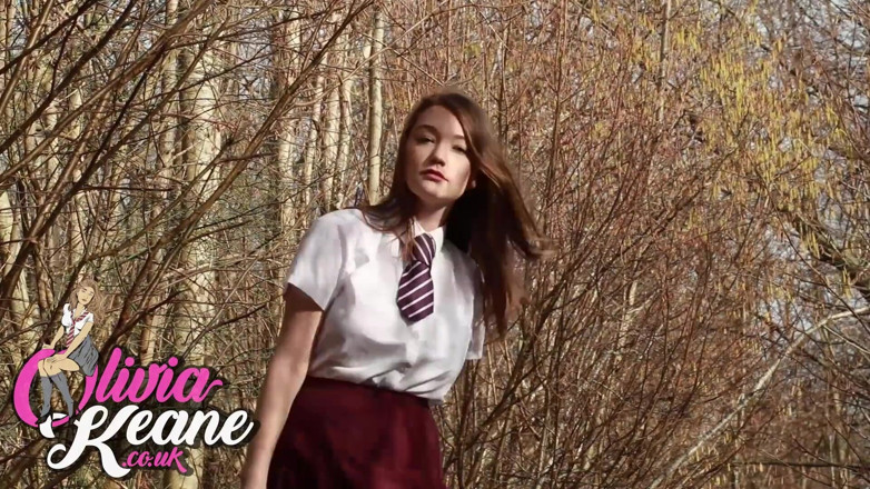 Olivia Keane: สาวอายุ 18 ปี โอลิเวีย คีน ฉี่ในป่า