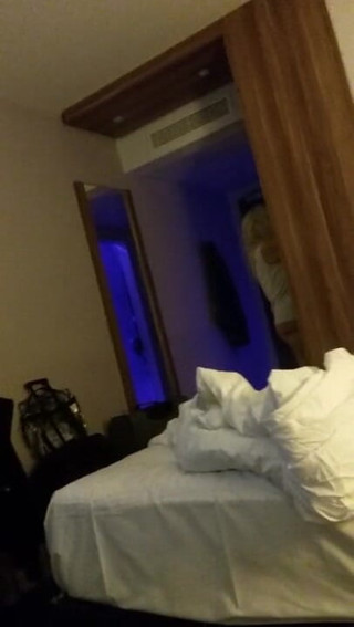 BBW nurse Vicki adventures with friends: Seksowna holenderska dziewczyna wieje nos nagim tyłkiem