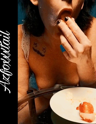 AzFoxxxTailPhelicia: Erdbeeren schlagsahne 2