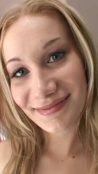 Katie Ray Nimmt Einen Großen Schwanz in Ihren Winzigen Arsch