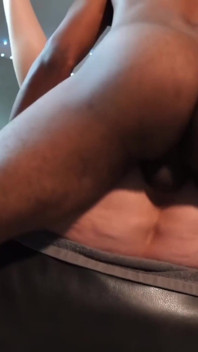 Palubní deska přináší jeho velké černé péro do osamělé milfky