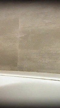 私が浴槽で私の足を剃るのを見てください - 熟女版